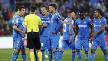 Jugadores del Getafe, pidiendo explicaciones al &aacute;rbitro. 