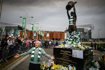 Celtic Park, Glasgow. El capit¨¢n y estrella del Celtic de Glasgow durante los 60 y 70 tiene una estatua en su honor junto al estadio que le vio brillar. En la imagen con ofrendas verdiblancas tras el fallecimiento de McNeill en 2019.