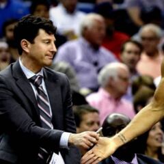 Curry chocó los cinco con "el espía" del banquillo rival