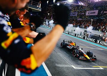 Alegría de la escudería Red Bull Racing tras la victoria de Verstappen en el Gran Premio de Abu Dhabi.