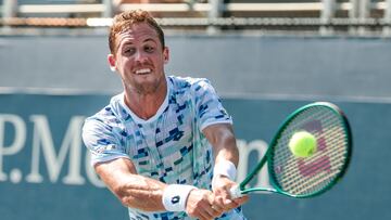 Flushing Meadows (United States), 28/08/2024.- Roberto Carballes Baena of Spain hits a return to Juncheng Shang of China during their second round match at the US Open Tennis Championships at the USTA Billie Jean King National Tennis Center in Flushing Meadows, New York, USA, 28 August 2024. The US Open tournament runs from 26 August through 08 September. (Tenis, España, Nueva York) EFE/EPA/JUSTIN LANE