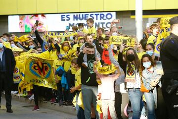 As赤 recibieron los seguidores al Villarreal a su llegada al estadio.