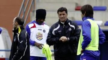 <b>DE ESTRENO. </b>Míchel nunca ha dirigido un partido en San Mamés y ayer lo preparó antes de partir.