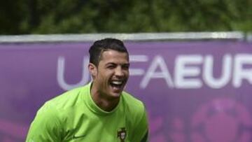 Cristiano Ronaldo sonr&iacute;e durante un entrenamiento de Portugal.