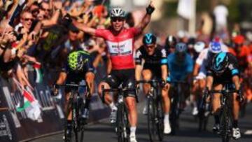 Cavendish celebra la victoria sobre Viviani y Lobato.