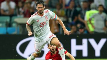Sochi (Russian Federation), 15/06/2018.- Bernardo Silva (R) of Portugal in action against Isco (L) of Spain during the FIFA World Cup 2018 group B preliminary round soccer match between Portugal and Spain in Sochi, Russia, 15 June 2018. The match ended 3-3.
(RESTRICTIONS APPLY: Editorial Use Only, not used in association with any commercial entity - Images must not be used in any form of alert service or push service of any kind including via mobile alert services, downloads to mobile devices or MMS messaging - Images must appear as still images and must not emulate match action video footage - No alteration is made to, and no text or image is superimposed over, any published image which: (a) intentionally obscures or removes a sponsor identification image; or (b) adds or overlays the commercial identification of any third party which is not officially associated with the FIFA World Cup) (España, Mundial de Fútbol, Rusia) EFE/EPA/FRIEDEMANN VOGEL EDITORIAL USE ONLY