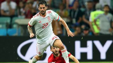 Sochi (Russian Federation), 15/06/2018.- Bernardo Silva (R) of Portugal in action against Isco (L) of Spain during the FIFA World Cup 2018 group B preliminary round soccer match between Portugal and Spain in Sochi, Russia, 15 June 2018. The match ended 3-3.
 
 (RESTRICTIONS APPLY: Editorial Use Only, not used in association with any commercial entity - Images must not be used in any form of alert service or push service of any kind including via mobile alert services, downloads to mobile devices or MMS messaging - Images must appear as still images and must not emulate match action video footage - No alteration is made to, and no text or image is superimposed over, any published image which: (a) intentionally obscures or removes a sponsor identification image; or (b) adds or overlays the commercial identification of any third party which is not officially associated with the FIFA World Cup) (Espa&ntilde;a, Mundial de F&uacute;tbol, Rusia) EFE/EPA/FRIEDEMANN VOGEL EDITORIAL USE ONLY