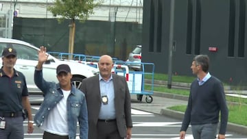 Alexis Sánchez lands in Milan to sign for Inter