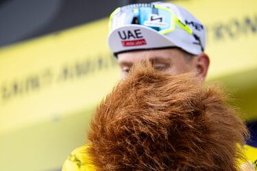 Tadej Pogacar en el podium. El ciclista esloveno siguió como líder un día más de la vuelta francesa. Lo que le sirvió para recibir un león de peluche más.