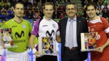 <b>HOMENAJE. </b>Álvaro, Luis Amado y Kike recibieron una placa.