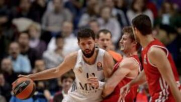 Nikola Mirotic postea con Tim Abromaitisduring. 