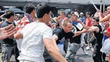 <b>PELEAS ENTRE SERBIOS Y CROATAS</b> Las heridas de los Balcanes siguen abiertas, como ayer se vio en el Melbourne Park. Aficionados croatas salieron de la pista donde jugaba Mario Ancic al escuchar gritos de muere, croata, muere y se enzarzaron en una trifulca con serbios que ha puesto en alerta a los servicios de seguridad.