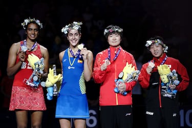 Triple campeona del mundo y única mujer no asiática en lograrlo, Carolina Marín culminó su hazaña en 2018 con el oro en Nanjing, tras sus títulos mundiales previos de 2014 en Copenhague y 2015 en Yakarta.