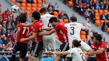 MUN02-120. EKATERIMBURGO (RUSIA), 15/06/2018.- El defensa uruguayo Gim&eacute;nez (c) marca de cabeza el 1-0 durante el partido Egipto-Uruguay, del Grupo A del Mundial de F&uacute;tbol de Rusia 2018, en el Ekaterimburgo Arena de Ekaterimburgo, Rusia, hoy 