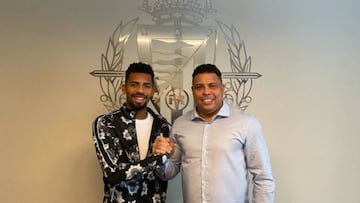 Matheus Fernandes, con Ronaldo, en las oficinas del Real Valladolid en Madrid.