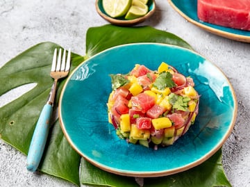 Una mezcla fresca y tropical que combina at¨²n crudo con mango, aguacate y cebolla morada.