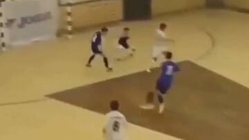 ¿Cómo lo hizo? Increíble golazo en el fútbol sala