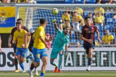 El cancerbero del equipo amarillo fue determinante para que su equipo terminara sacando un punto ante el Levante. Una intervención suya, en un mano a mano con Rober Ibáñez evito el triunfo granota.