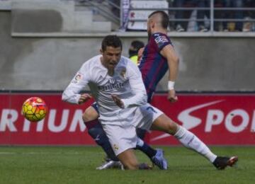 Cristiano Ronaldo y Juncà en la jugada del penalti. 