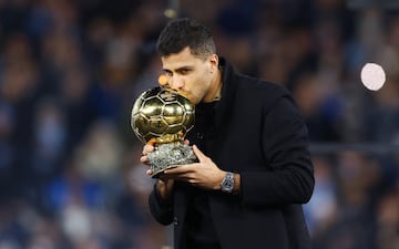 Emotivo homenaje del Manchester City a Rodri en el Etihad Stadium por su Balón de Oro.