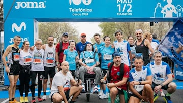 José Luis Capitán, en la salida de la Movistar Media Maratón de Madrid con su familia, amigos y José María Álvarez-Pallete, presidente de Telefónica.