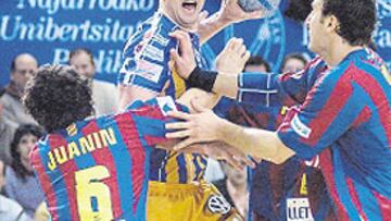 <b>LÍDER. </b>Garralda intenta lanzar pese a la oposición azulgrana.