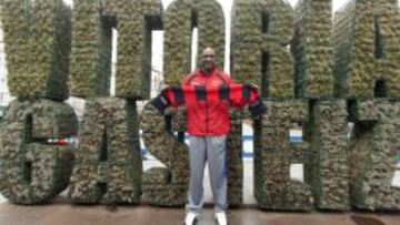 Lamar Odom posando en la plaza de la Virgen Blanca de Vitoria.