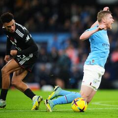 Error de Antonee Robinson le da vida al Manchester City en Premier League