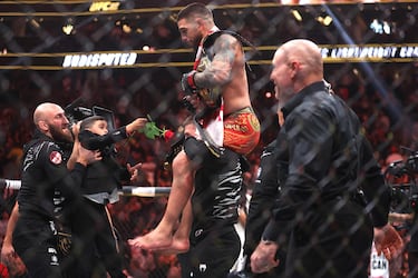 Ilia Topuria celebra su triunfo por KO en el primer asalto ante Charles Oliveira en el evento principal de la UFC 317 que se celebró en el T-Mobile Arena de Las Vegas.