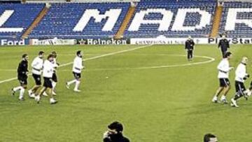<b>ENSAYO EN EL BERNABÉU. </b>Los jugadores del Lazio se ejercitaron en el estadio madridista en la víspera del partido.