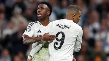FILE PHOTO: Soccer Football - Champions League - Knockout Phase Playoff - Second Leg - Real Madrid v Manchester City - Santiago Bernabeu, Madrid, Spain - February 19, 2025 Real Madrid's Kylian Mbappe with Vinicius Junior after being substituted REUTERS/Violeta Santos Moura/File Photo