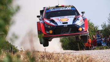 Thierry Neuville, primer líder en Cerdeña