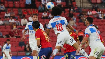 Futbol, Union Espanola vs Universidad Catolica.
Fecha 6, Liga de Primera 2025.
El jugador de Universidad Catolica Eduard Bello, centro, convierte su gol contra Union Espanola durante el partido de primera division disputado en el estadio Nacional en Santiago, Chile.
28/03/2025
Jonnathan Oyarzun/Photosport
Football, Union Espanola vs Universidad Catolica.
6st turn, 2025 First division league.
Universidad Catolica’s player Eduard Bello, center, scores his goal against Union Espanola during the first division match held at the Nacional stadium in Santiago, Chile.
28/03/2025
Jonnathan Oyarzun/Photosport