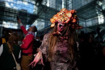 Un asistente vestido como un Clicker de "The Last of Us" posa durante la Comic Con de Nueva York en el Centro de Convenciones Jacob K. Javits.