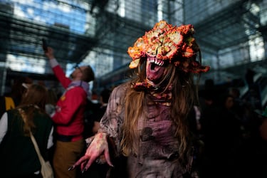 Un asistente vestido como un Clicker de "The Last of Us" posa durante la Comic Con de Nueva York en el Centro de Convenciones Jacob K. Javits.