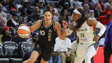 Kelsey Plum, con Las Vegas Aces, ante Arike Ogunbowale, de Dallas Wings.