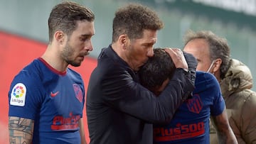 Simeone abraza a Correa tras el &uacute;ltimo Betis-Atl&eacute;tico