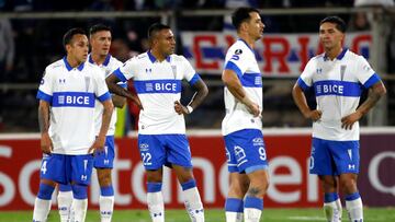 Futbol, Universidad Catolica vs Flamengo.
Copa Libertadores 2022.
Los jugadores de Universidad Catolica se lamentan tras el gol de Flamengo durante el partido del grupo H de la Copa Libertadores disputado en el estadio San Carlos de Apoquindo de Santiago de Chile.
28/04/2022
Andres Pina/Photosport
Football, Universidad Catolica vs Flamengo.
2022 Copa Libertadores Championship.
Universidad Catolica's players react after Flamengo's goal during the group H match of the Copa Libertadores Championship held at the San Carlos de Apoquindo stadium in Santiago, Chile.
28/04/2022
Andres Pina/Photosport