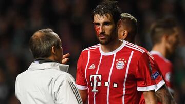 Bayern Munich's Spanish midfielder Javier Martinez (R) is helped by a medic after scoring and injuring himself during the UEFA Champions League Group B football match between Celtic and Bayern Munich at Celtic Park in Glasgow, on October 31, 2017. / AFP PHOTO / Paul ELLIS