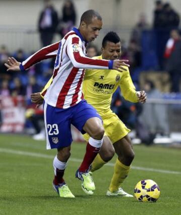 El defensa brasileño del Atlético de Madrid Joao Miranda intenta controlar el balón ante el delantero nigeriano del Villarreal Uche.