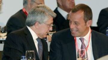 El presidente del Atlético de Madrid, Enrique Cerezo (i), conversa con el presidente del FC Barcelona, Sandro Rosell (d), durante la Asamblea General de la RFEF.
