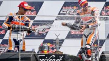 M&aacute;rquez celebra su victoria con su compa&ntilde;ero Pedrosa.