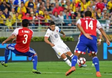 Colombia's James Rodriguez (C) vies for the ball with Paraguay's Gustavo Raul Gomez (L) and Paraguay's Paulo Cesar Da Silva during a Copa America Centenario football match  in Pasadena, California, United States, on June 7, 2016.  / AFP PHOTO / Frederic J. Brown