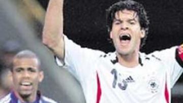 <b>ENFADADO. </b>Ballack no está muy de acuerdo con Klinsmann.