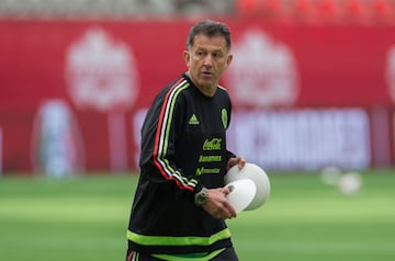 La FMF sorprendió a propios y extraños cuando apostó por el técnico colombiano para suplantar a Herrera después del interinato de cuatro partidos de Ricardo 'Tuca' Ferretti. Osorio poseía un buen currículum académico y deportivo, sobre todo por éxitos con Atlético Nacional, en su natal Colombia, y una innovadora metodología de trabajo. La FMF le encomendó el cargo: llegar al Mundial de Rusia. La gestión de Osorio fue por demás polémica, aunque no por sus actitudes o palabras, sino por sus métodos futbolísticos: rotaciones (no repitió un solo XI titular sino hasta el Mundial), cambios de sistema en pleno partido y emplear a jugadores fuera de posición. Los resultados acompañaron de inicio, pero la peor derrota en la historia del Tri (7-0 vs. Chile en la Copa América Centenario) pusieron el ciclo al rojo vivo. Desde entonces, Osorio ya no pudo quitarse de encima a los detractores.