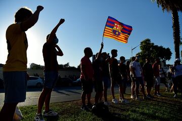 Los aficionados del FC Barcelona se manifestaron en las puertas del club.