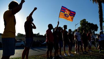 Los aficionados del FC Barcelona se manifestaron en las puertas del club.