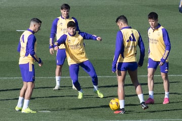 Fran García, en el centro de la imagen, en un entrenamiento del Real Madrid.