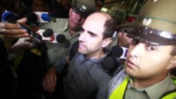 Sergio Jadue llega al aeropuerto para embarcarse rumbo a Miami.