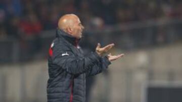 El entrenador de Chile, Jorge Sampaoli, da instrucciones a sus jugadores durante el partido Chile-Perú, de semifinales de la Copa América de Chile 2015, en el Estadio Nacional Julio Martínez Prádanos de Santiago de Chile, Chile.